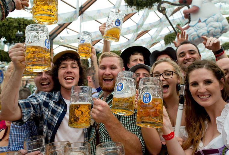 „Mords-Gaudi“ in Bremerhaven - Partyzelt im Nordsee-Stadion Oktoberfest-Flair in Bremerhaven: Im Nordsee-Stadion soll es erstmals ein bayrisches Bierzelt geben.