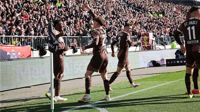 „Von allem zu wenig“: Gladbach hadert nach Remis bei Pauli Oladapo Afolayan (l) jubelt über den Ausgleich