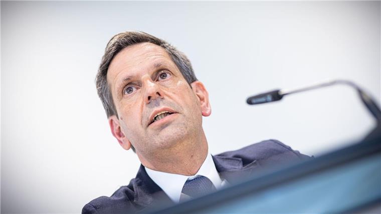 Lies fordert bezahlbare E-Autos Olaf Lies, designierter niedersächsischer Ministerpräsident, spricht sich für preiswertere E-Autos aus - das sei eine Frage der gesellschaftlichen Teilhabe. (Archivbild)