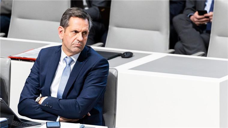 Führungswechsel in Niedersachsen: Weil übergibt an Lies Olaf Lies musste viele Jahre darauf warten, aus dem Schatten von Stephan Weil treten zu können. (Archivbild)