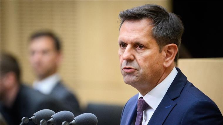Ministerpräsident Lies: E-Autos für alle attraktiver machen Olaf Lies setzt sich für günstigen Strom und steuerliche Vorteile beim E-Auto-Kauf ein. (Archivbild)