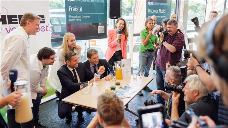 IdeenExpo mit Bubble Tea und autonomem Fahren Olaf Lies (SPD), niedersächsischer Minister für Wirtschaft, Verkehr, Bauen und Digitalisierung, und Volker Schmidt, Aufsichtsratsvorsitzender der IdeenExpo GmbH, stellen während einer Pressekonferenz der IdeenExpo Bubble Tea her.