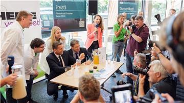Olaf Lies (SPD), niedersächsischer Minister für Wirtschaft, Verkehr, Bauen und Digitalisierung, und Volker Schmidt, Aufsichtsratsvorsitzender der IdeenExpo GmbH, stellen während einer Pressekonferenz der IdeenExpo Bubble Tea her.
