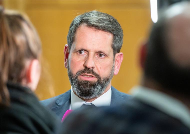 Morddrohungen gegen Umweltminister Lies wegen Wolfsjagd Olaf Lies (SPD), Umweltminister von Niedersachsen, wird wegen der Abschussgenehmigung für den Rodewalder Wolf mit dem Tod bedroht.