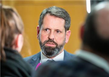 Olaf Lies (SPD), Umweltminister von Niedersachsen, wird wegen der Abschussgenehmigung für den Rodewalder Wolf mit dem Tod bedroht.