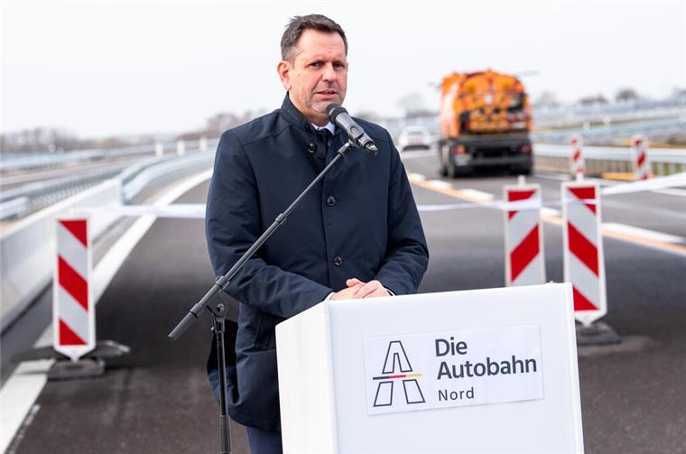 Neuer Streckenabschnitt der A26 von Stade bis Hamburg eröffnet Olaf Lies (SPD), Verkehrsminister von Niedersachsen,
