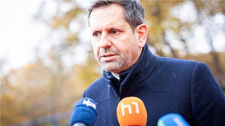 Stader LNG-Terminal fertig: Gas fließt erst ab Februar Olaf Lies (SPD), Wirtschaftsminister von Niedersachsen.