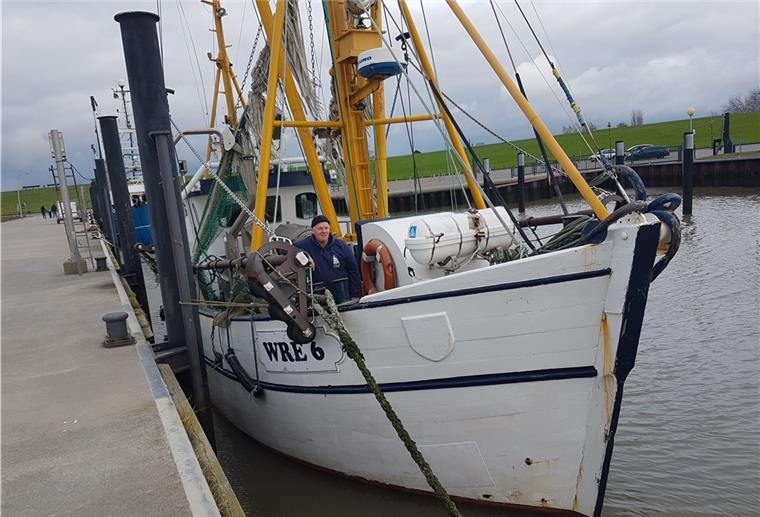 Wremer Kapitän sucht auf Ebay Käufer für Krabbenkutter Olaf Schmidt an Bord der „Claudia“. Seit zehn Jahren ist er Kapitän des Krabbenkutters mit Heimathafen Wremen. Aber nun geht er in Seemansrente – und das Schiff wird verkauft.