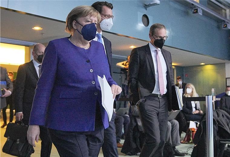 Olaf Scholz (SPD, von links), geschäftsführender Bundesfinanzminister, die geschäftsführende Bundeskanzlerin Angela Merkel (CDU), Hendrik Wüst (CDU), Ministerpräsident von Nordrhein-Westfalen, und Michael Müller (SPD), Regierender Bürgermeister von Berlin, kommen zur Pressekonferenz.