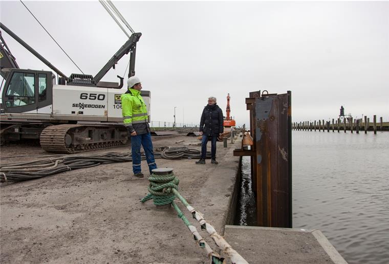Dorum-Neufeld: Neue Pier für Kutterfischer Olaf Steimke vom Bremerhavener Planungsbüro KSF und Bauamtsleiterin Norma Warncke machen sich ein Bild vom Fortschritt der Bauarbeiten an der Südpier in Dorum-Neufeld.