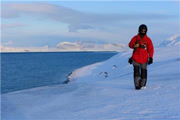 Olaf Stenzel auf Eisbären-Wache in Spitzbergen. Foto René Bürgi/Awi