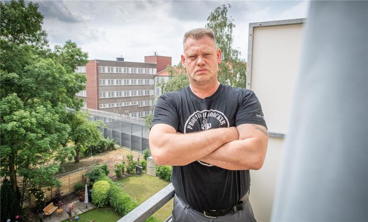 Bremerhaven: Häftlinge winken und werfen Luftküsschen - Anwohner sauer Olaf Thun und seine Familie sind Anwohner in der Nordstraße der gegenüberliegenden Justizvollzugsanstalt. Sie beklagen einen fehlenden Sichtschutz oberhalb des bestehenden rund um das Freigangsgelände der Inhaftierten.