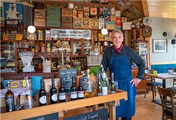Olaf Wurm in seinem Restaurant "Fisch&Meer" am Dorumer Tief. 