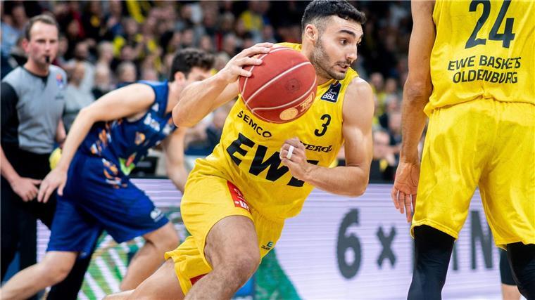 Max DiLeo verlängert bei Basketball-Bundesligist Oldenburg Oldenburgs Max DiLeo spielt den Ball.