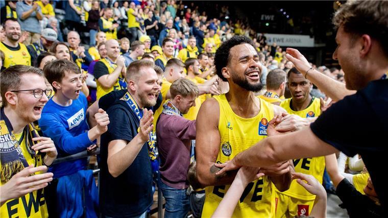 Oldenburgs Basketballer werfen Seawolves raus Oldenburgs Norris Agbakoko und die Fans haben Grund zum Feiern.