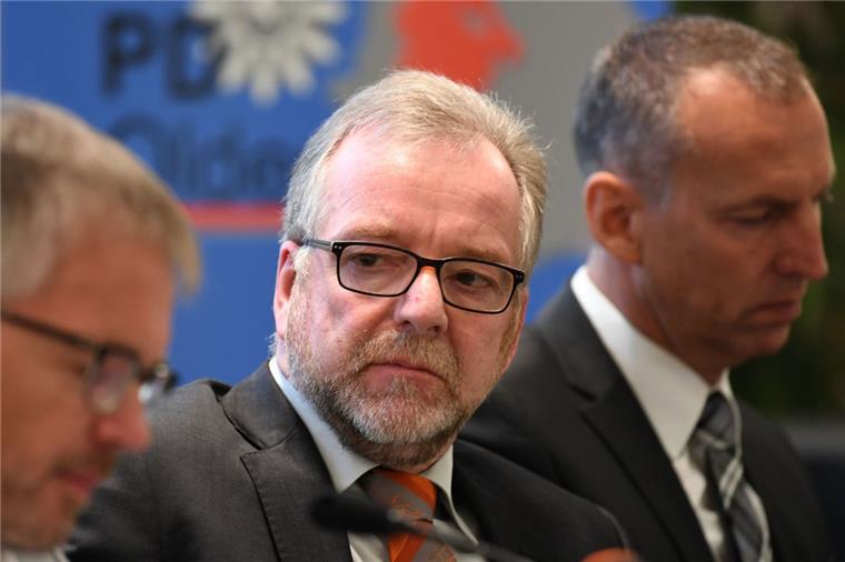 Oldenburgs Polizeipräsident Johann Kühme (Mitte) hat nach Äußerungen gegen die AFD Morddrohungen erhalten. 