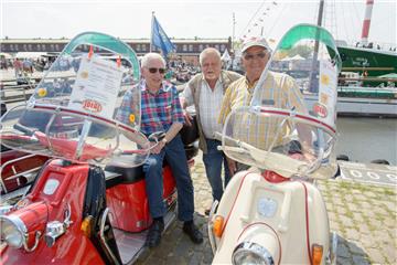 Oldtimer-Treffen und Bauernmarkt im Schaufenster Fischerhafen. Von links: Manfre...
