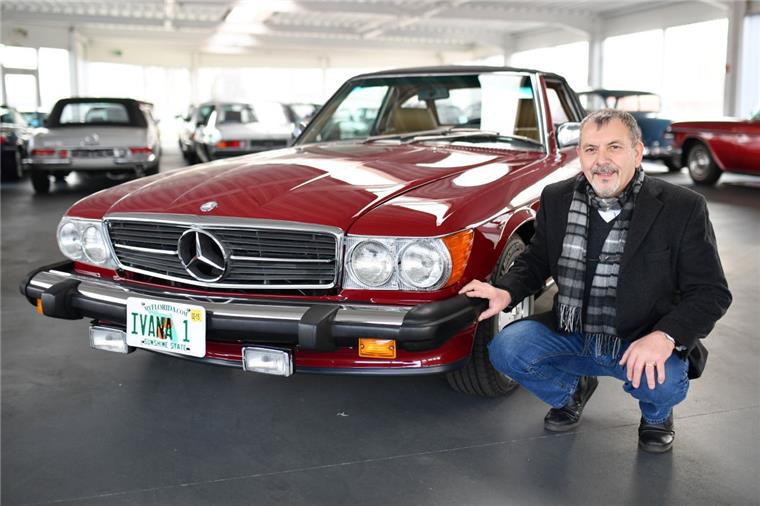 Deutsche Oldtimerhändler planen Deal mit Mercedes von Donald Trump Oldtimerhändler Firat Baz hockt in Oberhausen-Rheinhausen (Baden-Württemberg) in seinem Geschäft neben einem Mercedes-Cabrio vom Typ 560SL. Das Auto mit Donald und Ivana Trump als Vorbesitzer könnte das große Geschäft für die Oldtimerhändler Firat und Baris Baz werden.