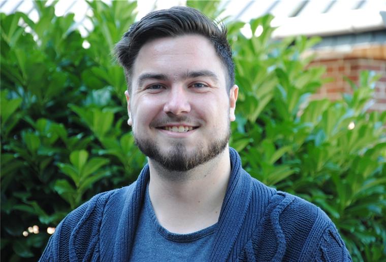 Das ist der neue Diakon in Heeslingen Lächelnder Mann mit Strickjacke.