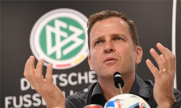 EM-Reporter sitzt auf dem Oliver-Bierhoff-Stuhl Oliver Bierhoff nimmt bei der täglichen Pressekonferenz seinen Platz ein. Zuvor hat bereits EM-Reporter Wolfgang Stephan das Podium gestürmt.