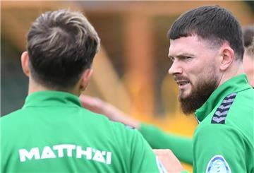 Oliver Burke (rechts) hängt sich bei Werder rein.