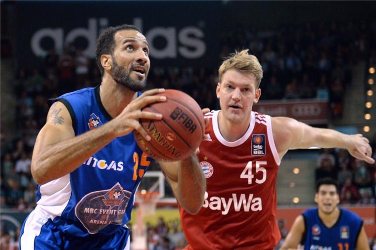 Basketball: Eisbären-Neuzugang Clay weiß, wie Aufstieg geht Oliver Clay (links) bringt die Erfahrung von 194 Erstligaspielen mit zu den Eisbären.