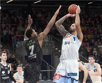 Oliver Clay (rechts) und die Eisbären wollen im Spitzenspiel gegen Jena ihre Heimbilanz ausbauen.