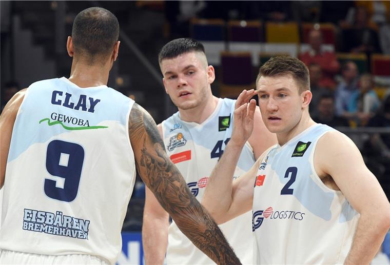 Eisbären bemühen sich nicht mehr um eine BBL-Lizenz Oliver Clay, Will Vorhees und Joshua Braun (von links) bleiben mit den Eisbären zweitklassig.