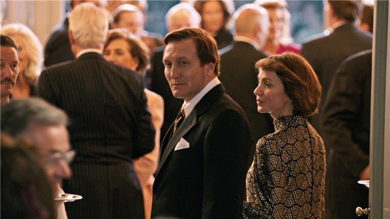 ARD-Politthriller-Serie über ermordeten Banker Herrhausen Oliver Masucci als Alfred Herrhausen und Julia Koschitz als seine Frau Traudl in „Herrhausen - Der Herr des Geldes“.