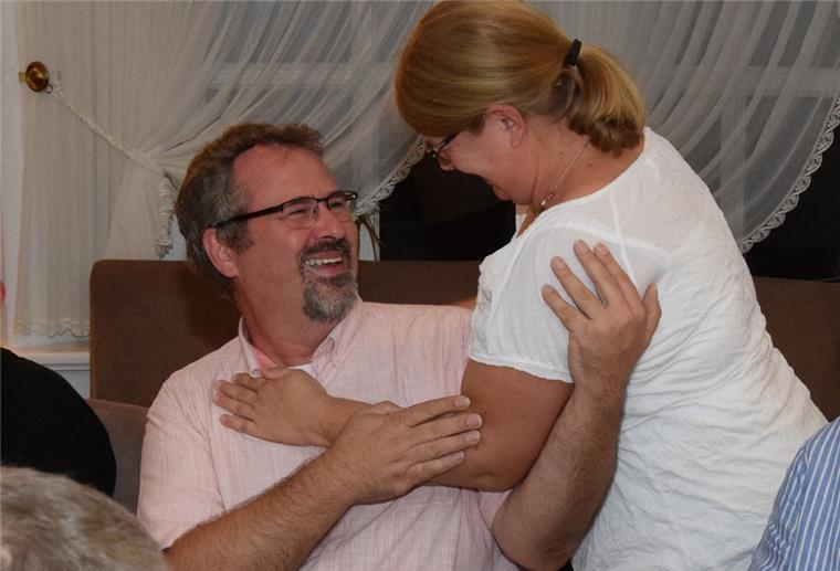 Tarmstedt: Oliver Moje ist neuer Samtgemeindebürgermeister Oliver Moje und seine Frau Sabine haben am Sonntagabend gut lachen: Nach einer spannenden Stichwahl setzte sich der parteilose Einzelbewerber um den Posten des Bürgermeisters der Samtgemeinde Tarmstedt am Ende deutlich gegen seinen Kontrahenten, den CDU-Kandidaten Markus Schwiering, durch.