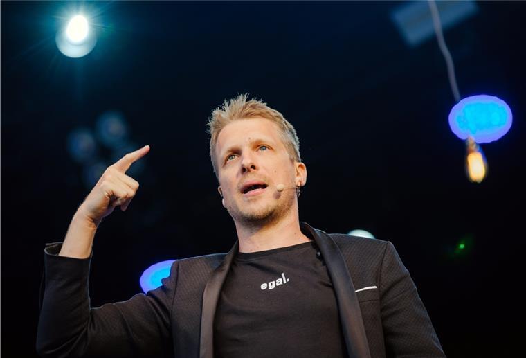 Oliver Pocher bei Konzert von Polizei abgeführt Der Comedian Oliver Pocher steht auf einer Bühne.