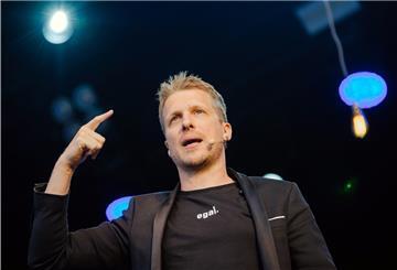 Der Comedian Oliver Pocher steht auf einer Bühne.