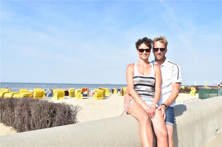 Urlaub im Cuxland: Nach der Hochzeit ab nach Duhnen Oliver und Madlen aus Schleswig-Holstein flittern bei herrlichem Sonnenschein am Duhner Strand.