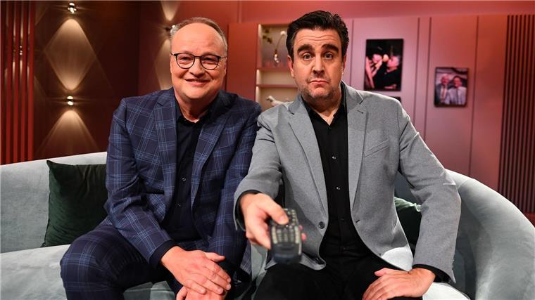 Kurioses aus 60 Jahren TV - Welke und Pastewka schauen fern Oliver Welke (l) und Bastian Pastewka in „Welke & Pastewka - Wiedersehen macht Freude!“.