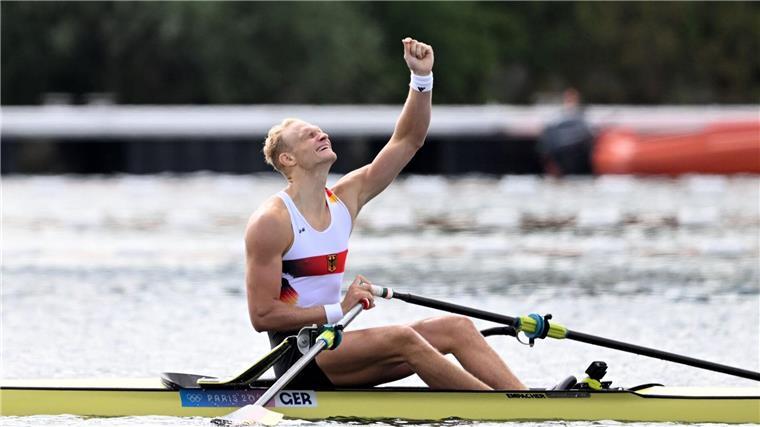 „Rennen für die Ewigkeit“: Olympiasieger Zeidler am Ziel Oliver Zeidler bejubelt den Gold-Coup.