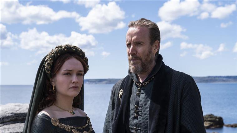 Was im Fernsehjahr 2024 zu erwarten ist Olivia Cooke als Alicent Hightower und Rhys Ifans als Otto Hightower in der Game of Thrones-Vorgeschichte „House of the Dragon“.