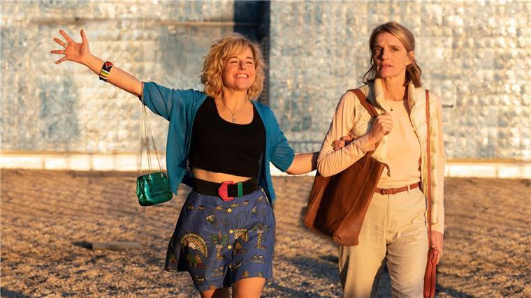 Olivia Côte (r) als Blandine und Laure Calamy als Magalie in einer Szene des Films „Reif für die Insel“.