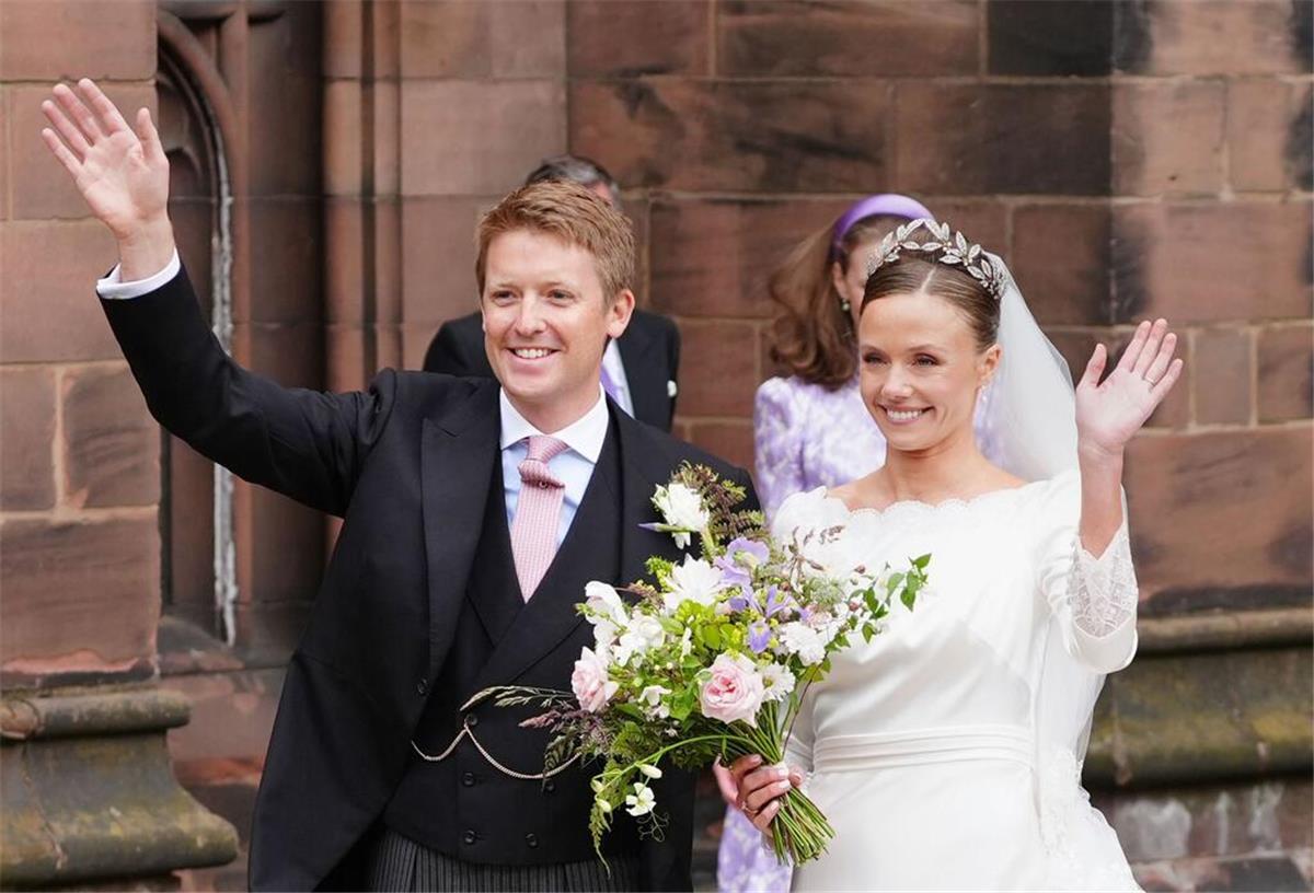 Olivia Henson und Hugh Grosvenor, der Duke of Westminster, verlassen nach ihrer Hochzeit die Kathedrale von Chester.
