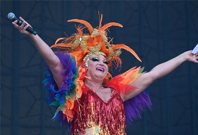 Olivia Jones in Köln - und in Gedanken in Budapest.