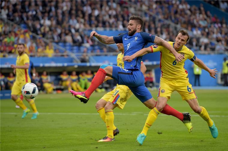 Frankreich gewinnt Eröffnungsspiel der EM Olivier Giroud (Mitte) schoss das erste Tor bei der EM 2016. Er traf im Eröffnungsspiel zwischen Frankreich und Rumänien zum 1:0. Foto Licovski/dpa