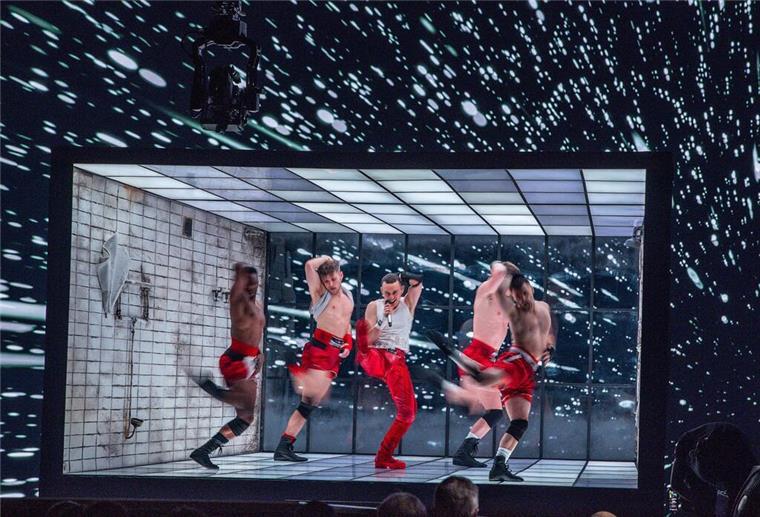 ESC 2024: Wer heute in Malmö im Finale auftritt Olly Alexander aus Großbritannien fühlt sich „Dizzy“.