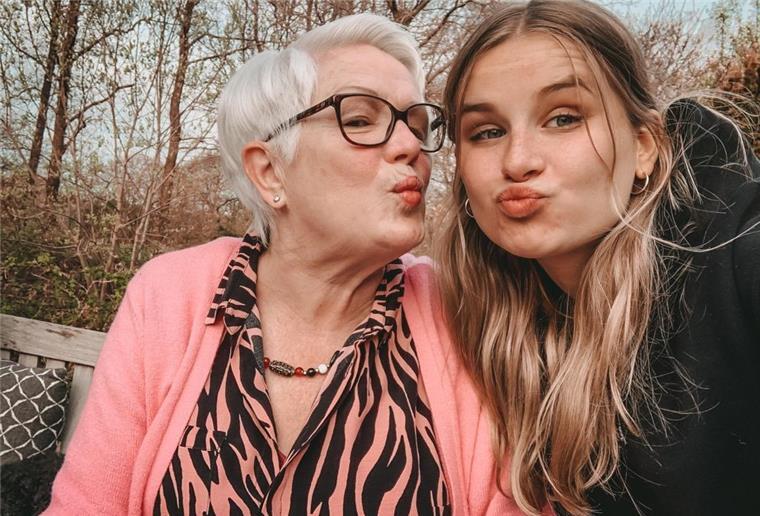 Ruft doch mal an! Heute ist Tag der Großeltern Oma sein ist für die Bremerhavenerin Evelyn Koschuth (links) eine Riesenfreude. Wie ihr geht es vielen Großeltern in der Region.