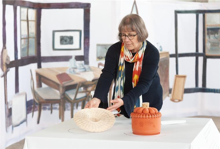 Klänge, Mode, Malerei: Auf zur Re-Art nach Ihlienworth „Oma un ik“ heißt diese Installation, deren Teile Re-Art-Kuratorin Elke Prieß gerade zurechtrückt. Die Designerin Nele Kieseritzky stammt aus Bremerhaven und will damit den Werten und Wissen ihrer Großmutter huldigen.