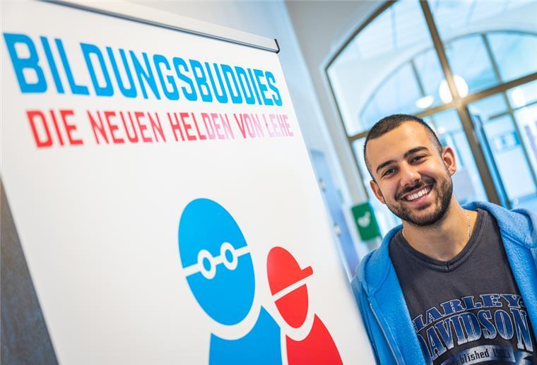Umsonst Wohnen für Bildung: Studierende helfen Schülern Omar Abdelal, der Gründung Innovation Führung in Bremerhaven studiert, betreut als Bildungsbuddy Schüler der Ernst Reuter Platz Oberschule. Als Gegenleistung für seinen Einsatz von 20 Stunden im Monat darf er unentgeltlich in einem Bremerhavener Wohnheim leben.