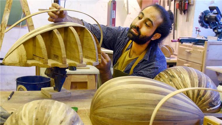 Tagelanges Bauen an einem Instrument Omar Shalash baut orientalische Lauten in seiner Werkstatt in Halle.