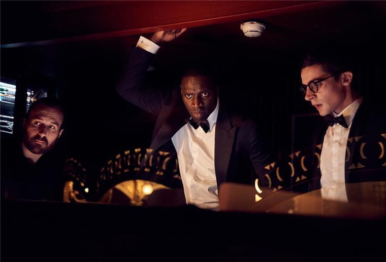 Netflix-Expertin: nord24-Praktikantin Fabienne findet nicht nur „Haus des Geldes“ top Omar Sy als Assane Diop (Mitte) in einer Szene der zweiten Staffel der Mini-Serie „Lupin“.