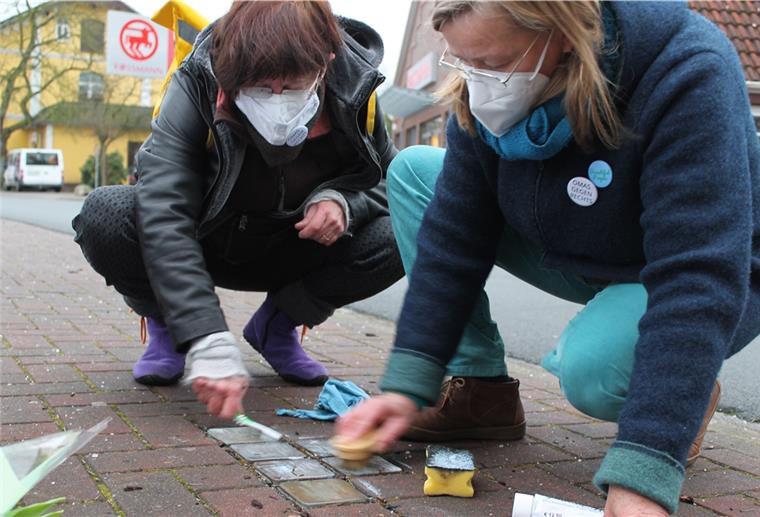 Erinnerung an die NS-Opfer wird aufgefrischt „Omas gegen Rechts“ bei der Arbeit: Marie Pfeiffer (links) und Andrea Türk beim Reinigen der Stolpersteine für Angehörige der Familie Brumsack in der Beverstedter Poststraße.
