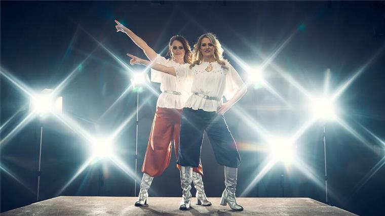 Kreuzfahrten mit musikalischem Flair: Shantys, Beatles und ABBA an Bord Zwei Sängerinnen im Rampenlicht
