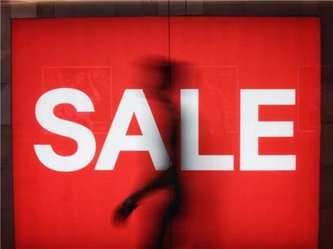 Großes rotes Sale-Schild mit weißer Schrift.