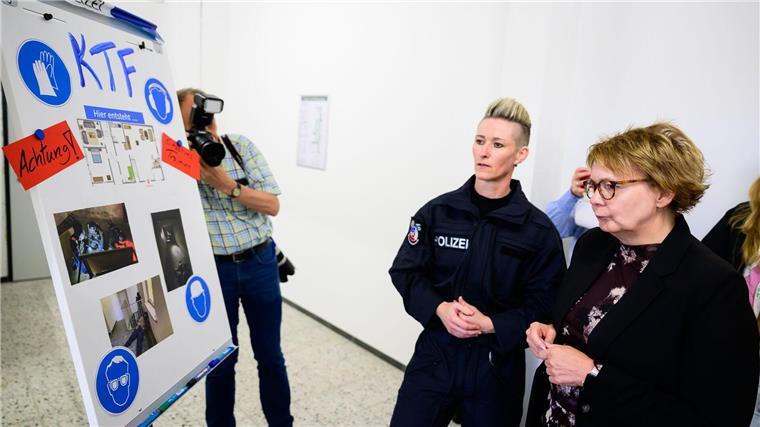 Anstieg von Cyberkriminalität - Polizei gefordert Onlinebanking, Kinder- und Jugendpornografie - die Polizei muss riesige Datenmengen sichten. Im Jahr 2024 ist der Anstieg in Niedersachsen enorm, das hat einen besonderen Grund.